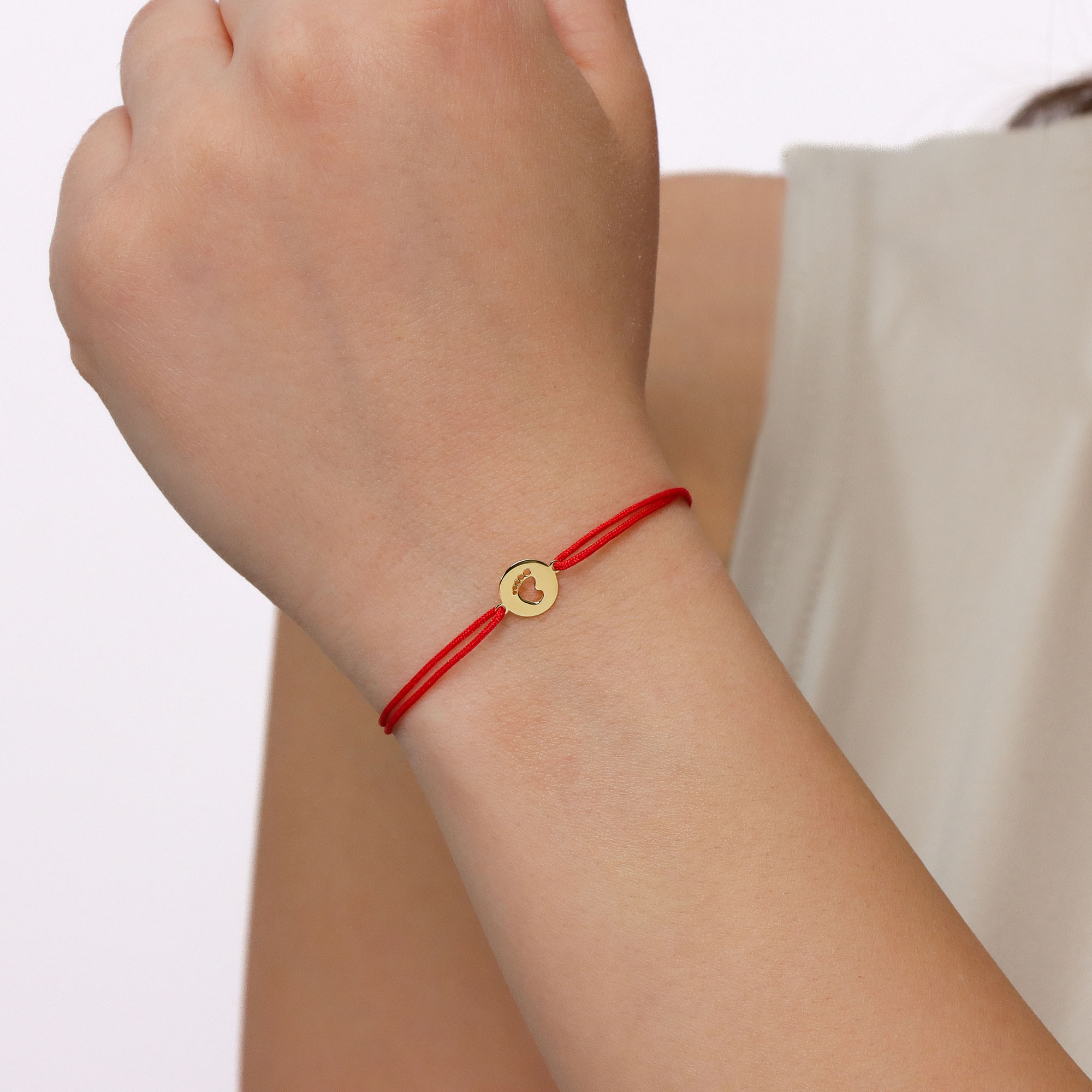 Bratara snur cu pandant talpita decupata din aur galben de 14k – | MOHI