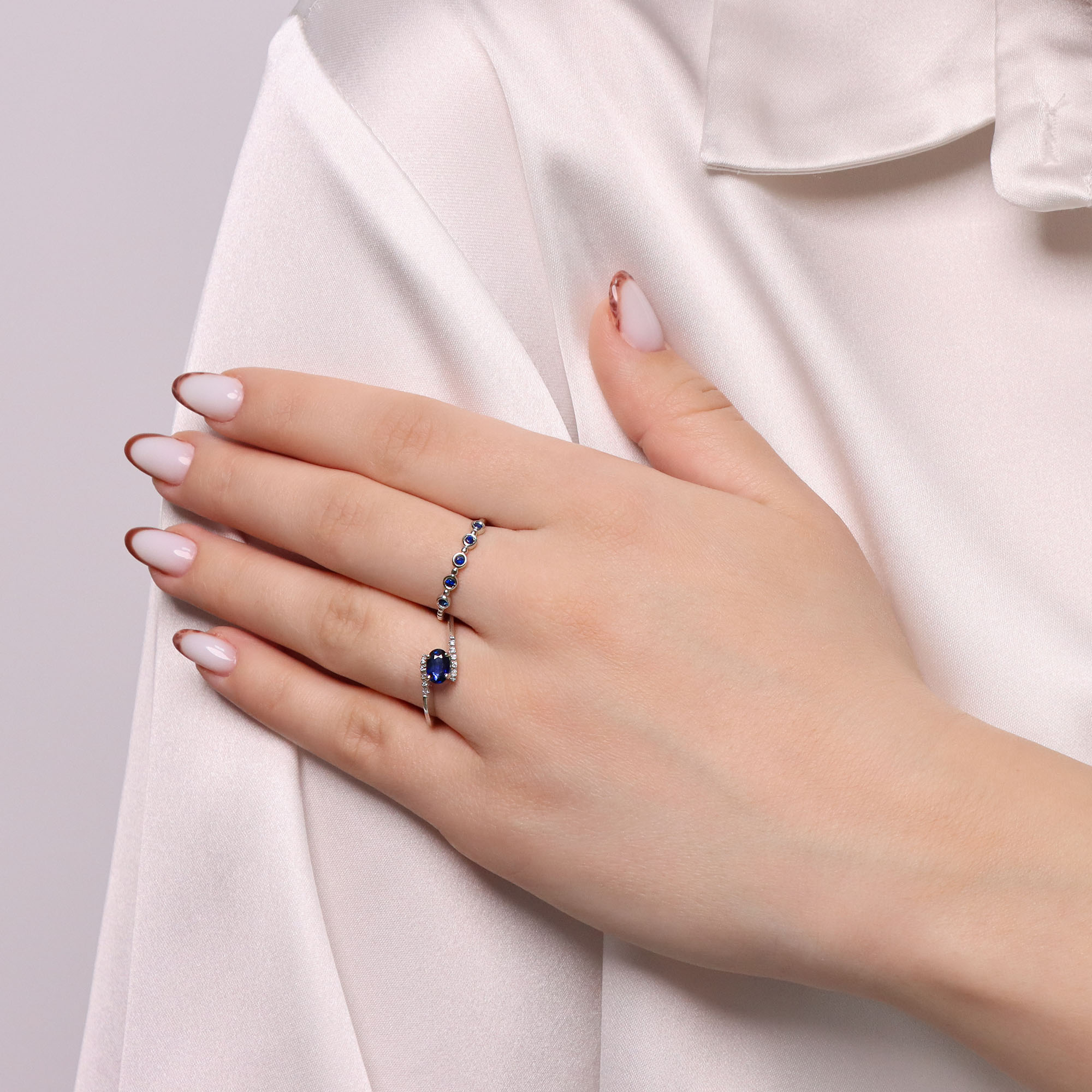 Inel din aur alb de 14k cu safir si diamante de 0.05 ct – | MOHI